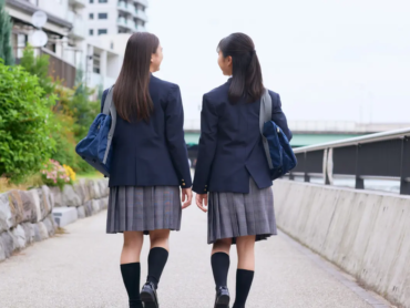 Students wearing school uniforms in a private school, representing equality, discipline, safety, and school identity.
